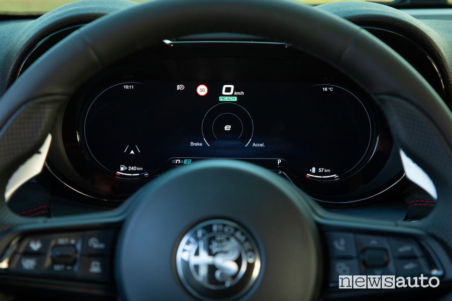 Alfa Romeo Tonale Plug-In Hybrid Q4 cruscotto digitale