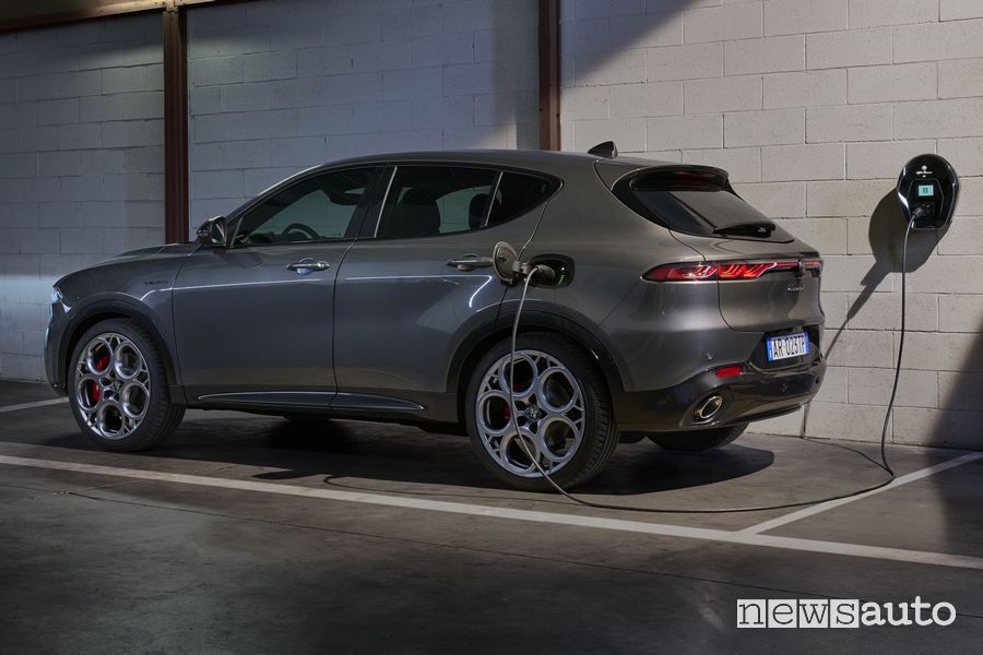 Alfa Romeo Tonale Plug-In Hybrid Q4 Speciale in ricarica