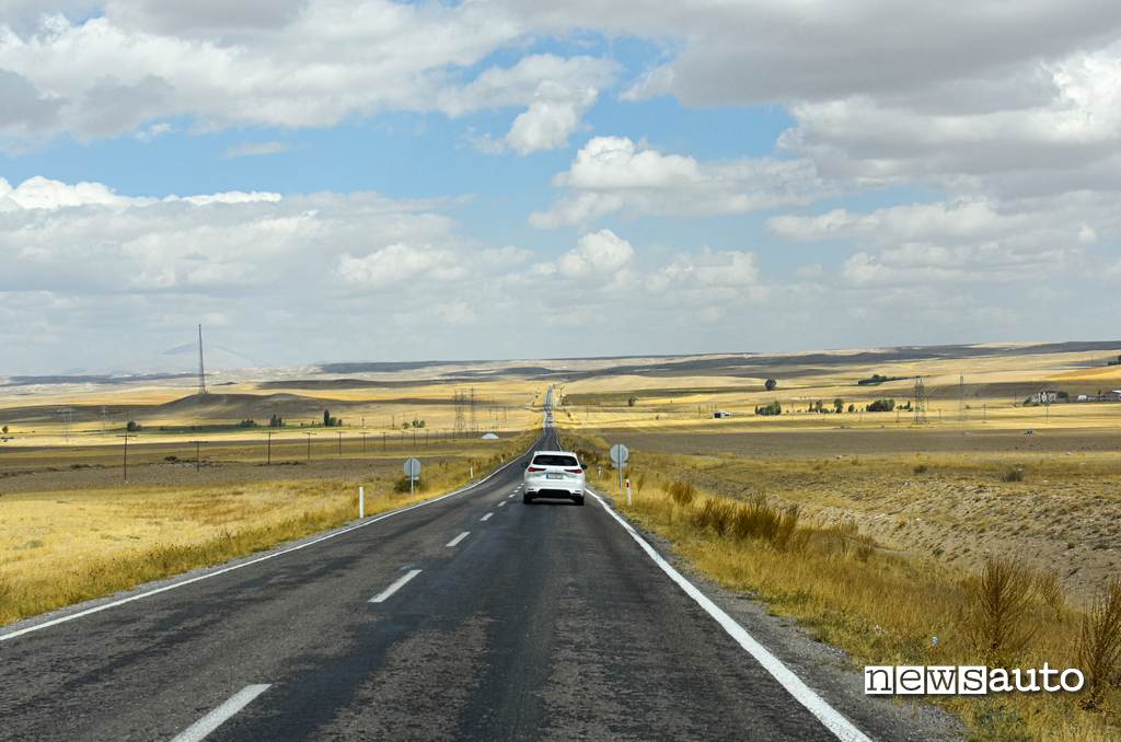Mazda CX-60 attraversa le ampie praterie della Cappadocia EPIC DRIVE 2022 TURCHIA