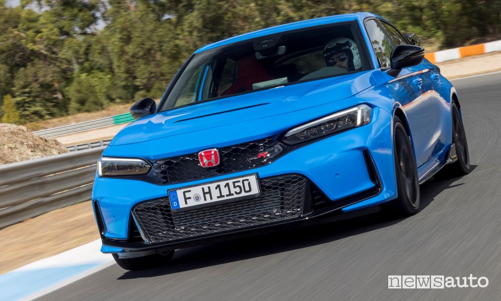 Nuova Honda Civic Type R blue anteriore 3/4 in pista