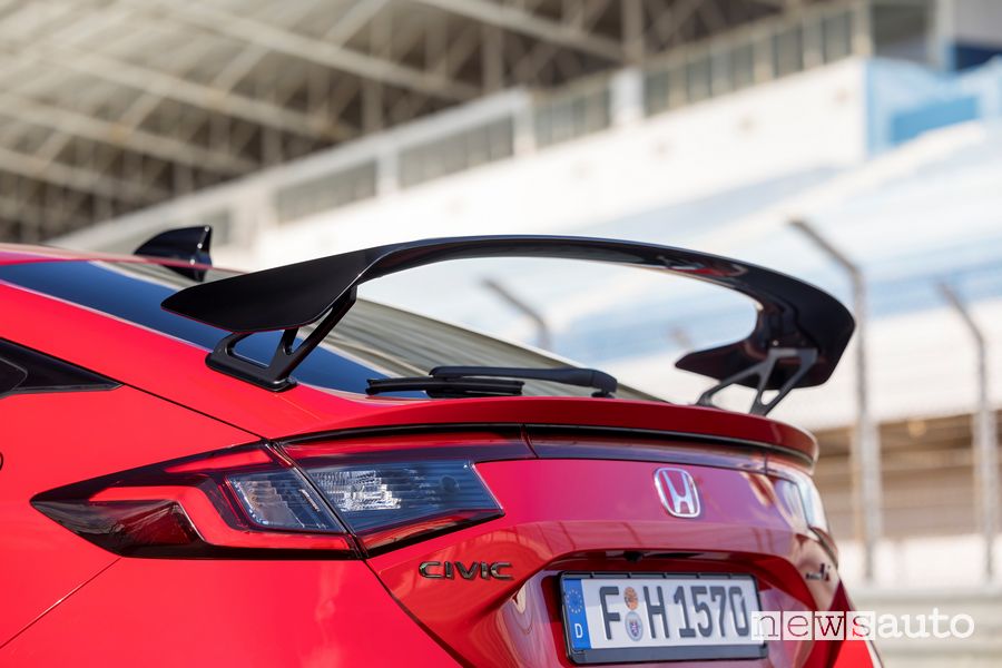 Nuova Honda Civic Type R rossa alettone posteriore