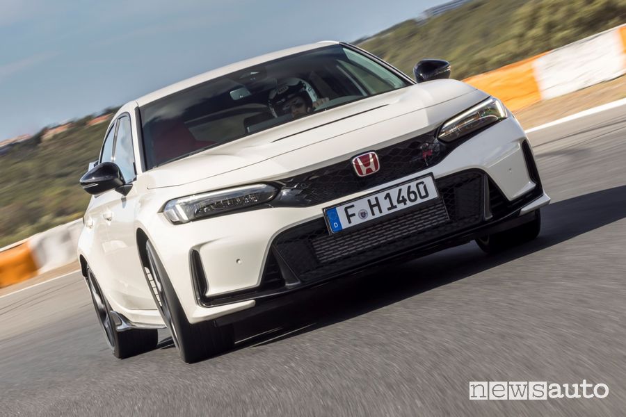 Nuova Honda Civic Type R frontale in pista