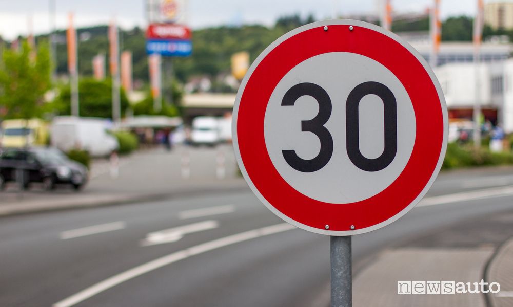 Cartello limite velocità 30 km/h alle auto