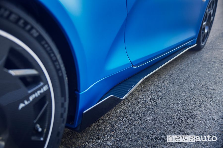 Alpine A110 R minigonna in fibra di carbonio
