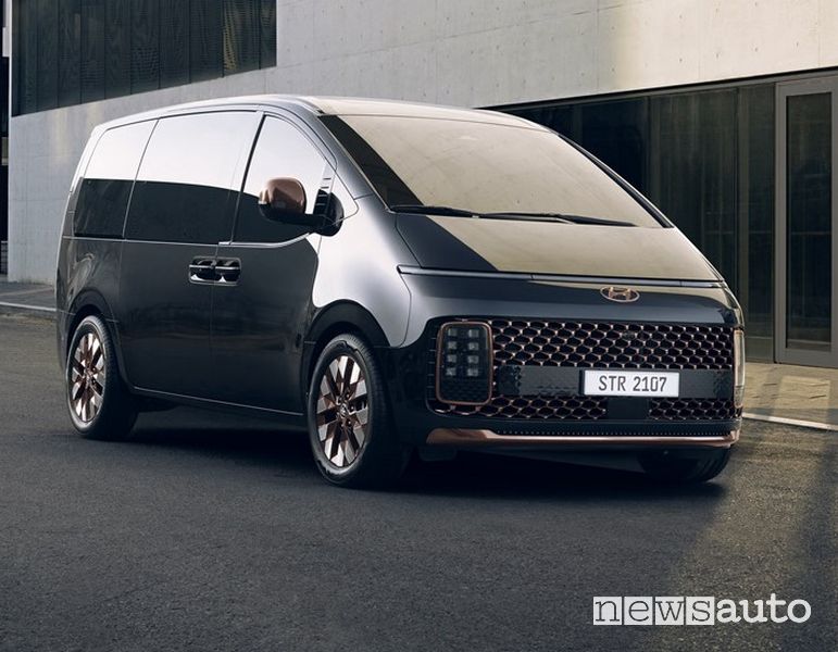 Hyundai Staria Luxury anteriore 3/4