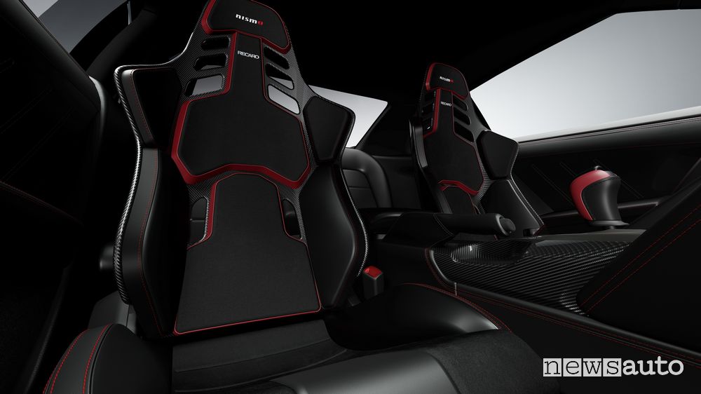 Nuova Nissan GT-R NISMO sedili Recaro abitacolo