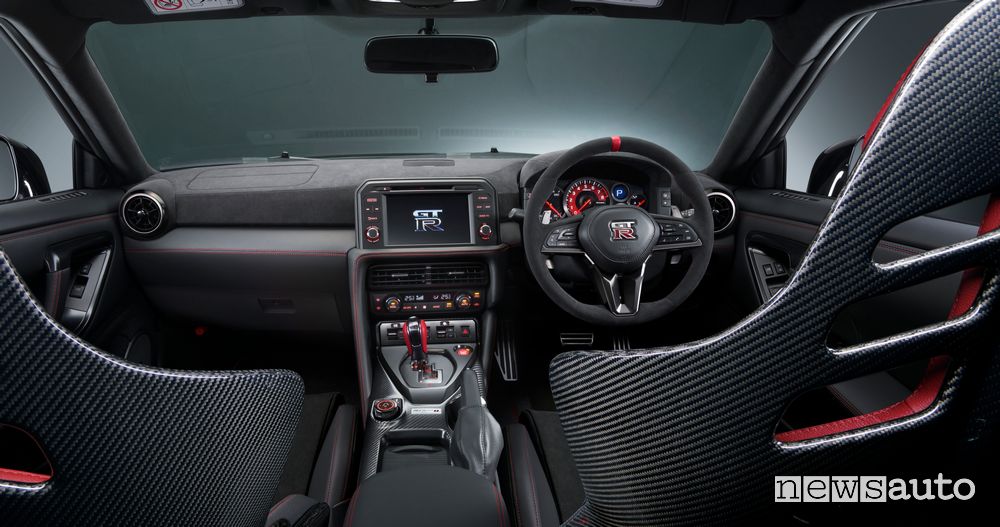 Nuova Nissan GT-R NISMO abitacolo guida a destra