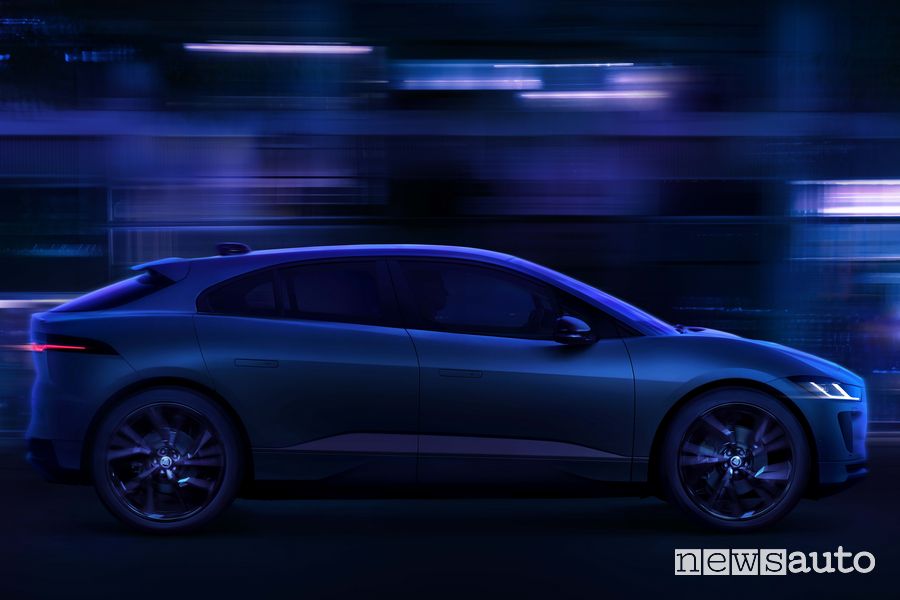 Nuova Jaguar I-Pace laterale su strada