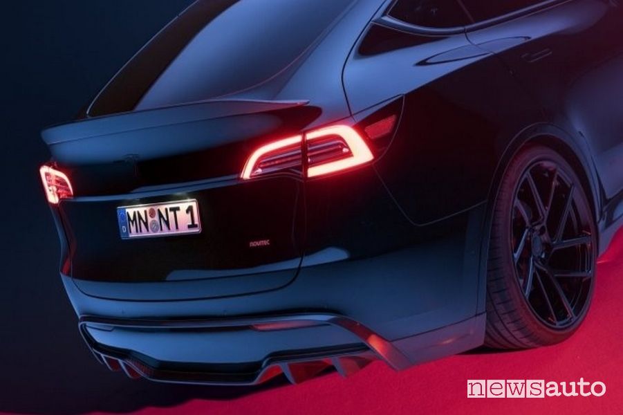 Tesla Model Y elaborata Novitec spoiler e diffusore posteriore