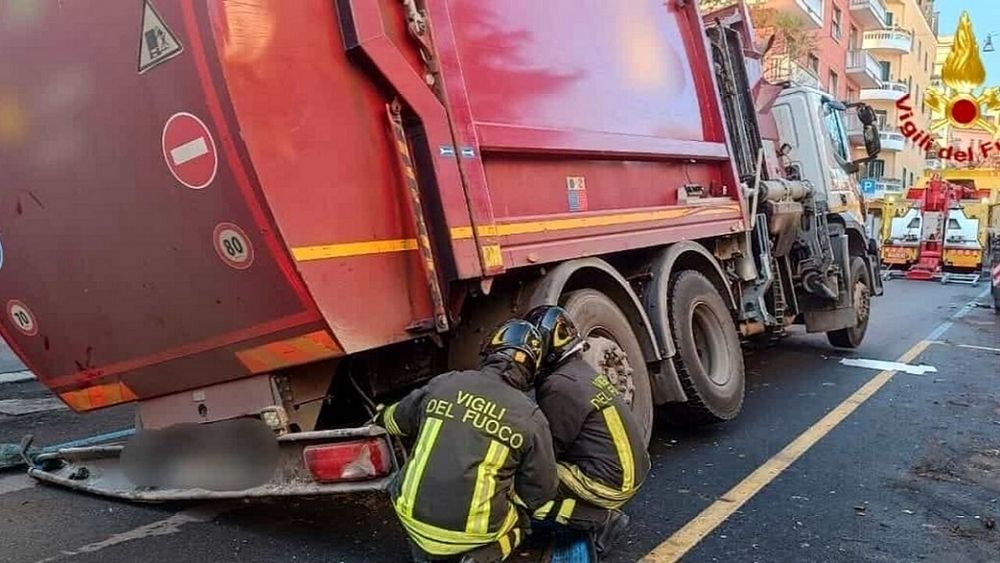 Camion AMA semi inghiottito a Roma via dei Giordiani al Salario