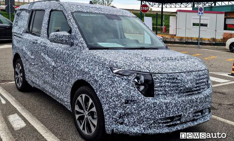 anteriore Ford Transit Courier 2023 foto spia
