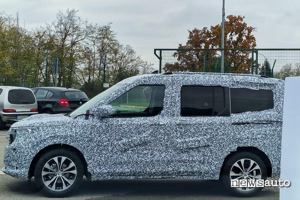 laterale Ford Transit Courier 2023 foto spia