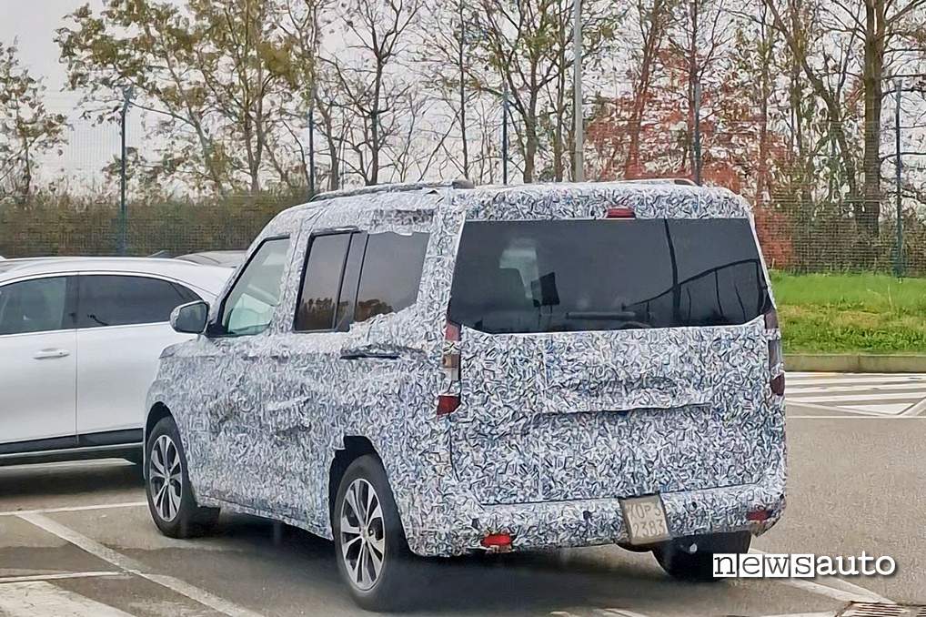 posteriore Ford Transit Courier 2023 foto spia