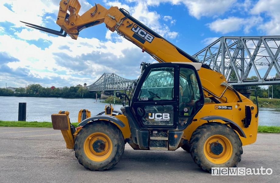 movimentatore telescopico full-size a 3 sfili con sbraccio che utilizza un motore Diesel Max da 81 kW (110 CV) ad elevata efficienza, JCB 535-95 con braccio telescopico