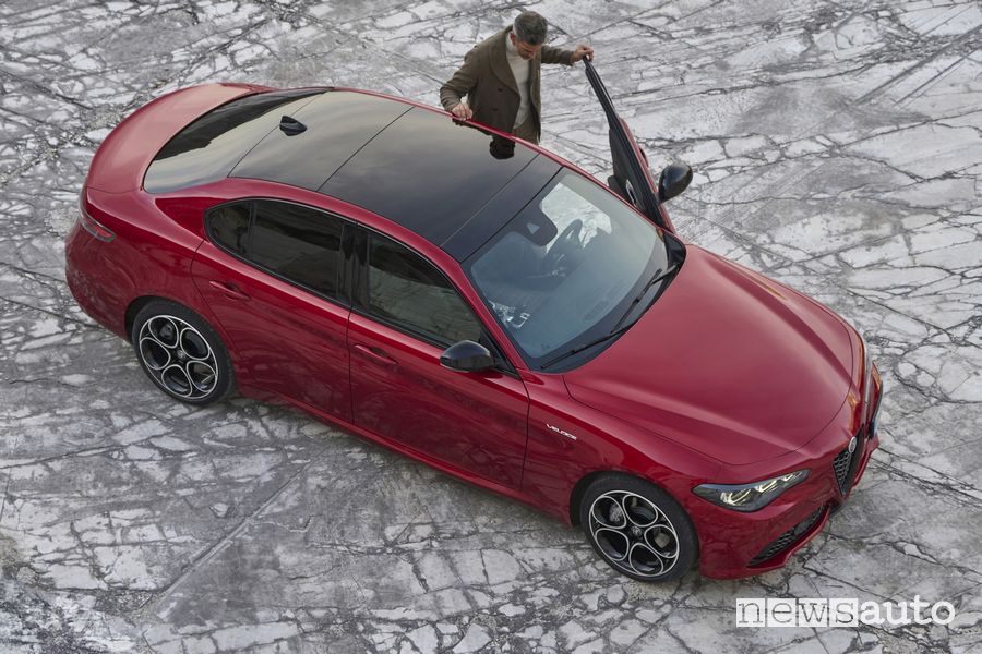Alfa Romeo Giulia 2023 tetto panoramico