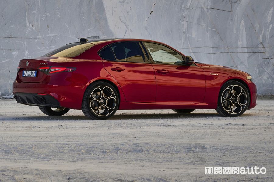 Alfa Romeo Giulia 2023 posteriore 3/4