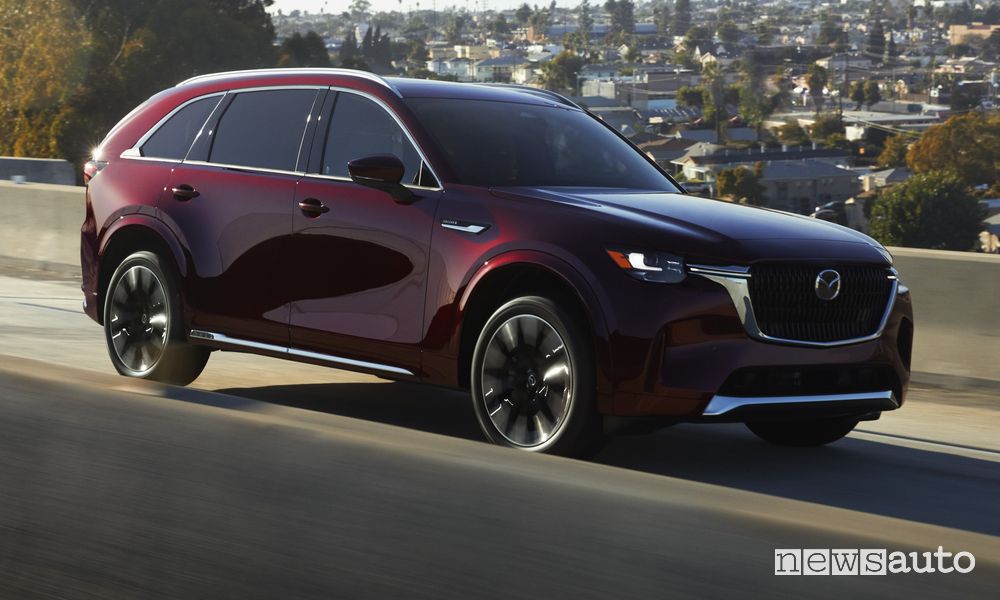 Mazda CX-90 su strada