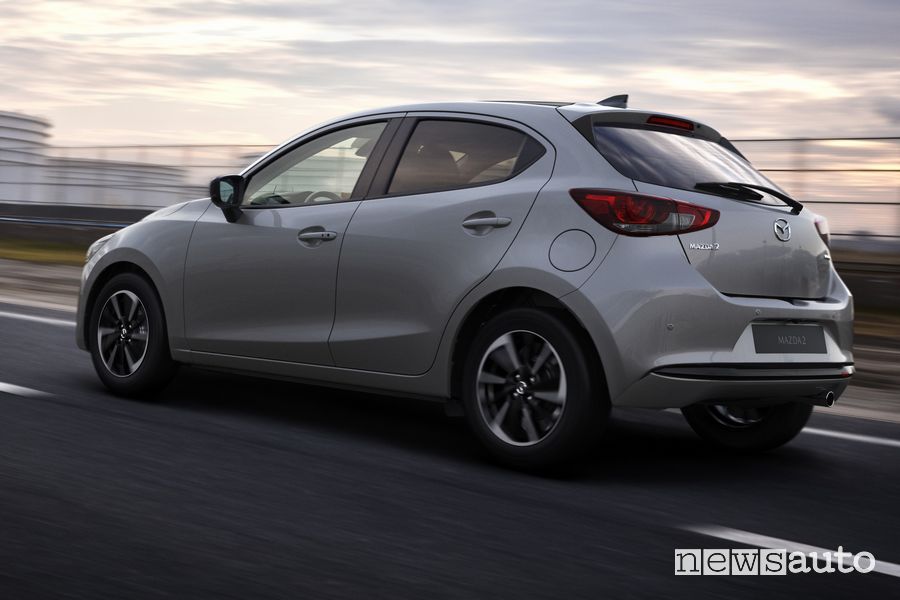 Mazda2 2023 Homura Aka su strada