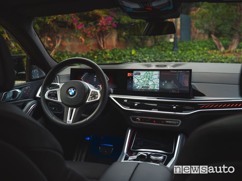 Nuova BMW X6 M60i plancia abitacolo