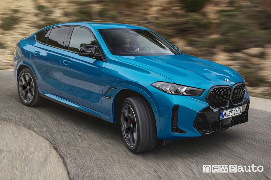 Nuova BMW X6 M60i su strada