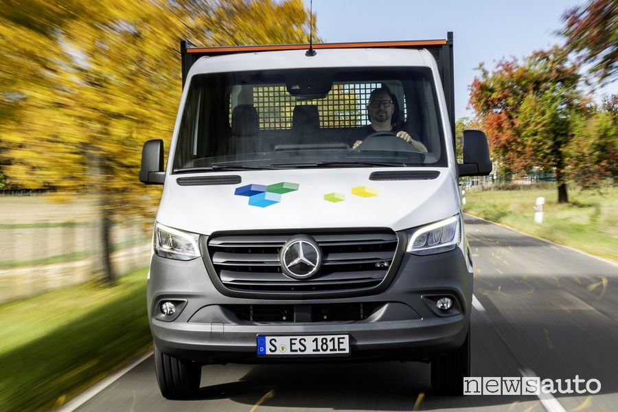 Nuovo Mercedes-Benz eSprinter cassone fisso su strada