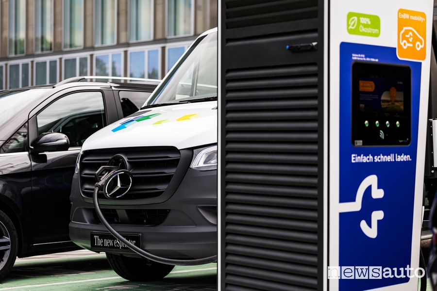 Nuovo Mercedes-Benz eSprinter in ricarica rapida