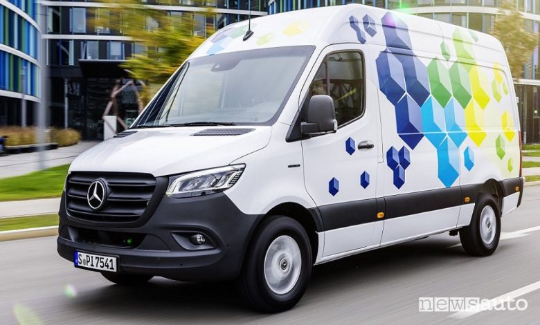 Nuovo Mercedes-Benz eSprinter anteriore 3/4 su strada