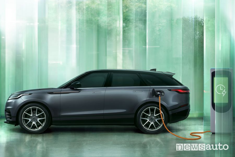 Nuova Range Rover Velar P400e plug-in in ricarica