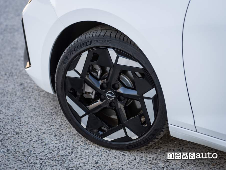 Opel Astra GSe 2023 cerchi da 18"