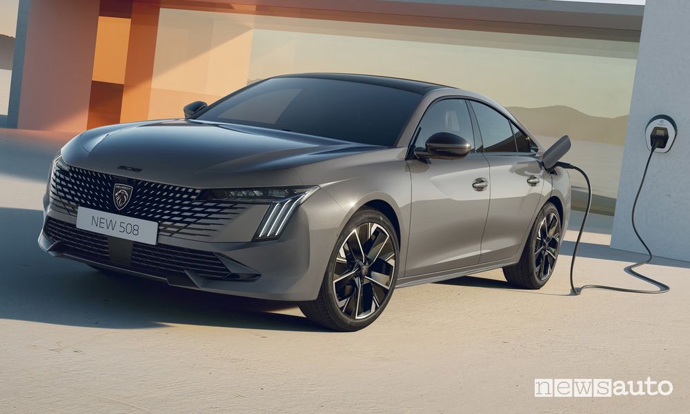 Nuova Peugeot 508 GT in ricarica