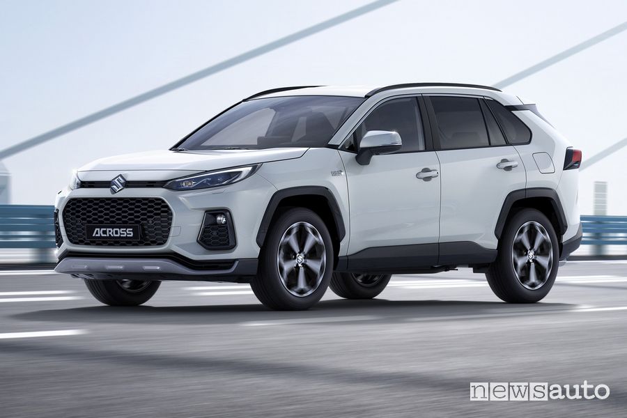 Suzuki Across Plug-in 2023 anteriore 3/4 su strada