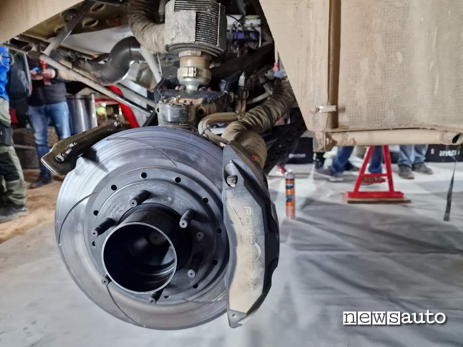 Toyota Hilux Dakar 2023 freni con pinze raffreddate ad acqua