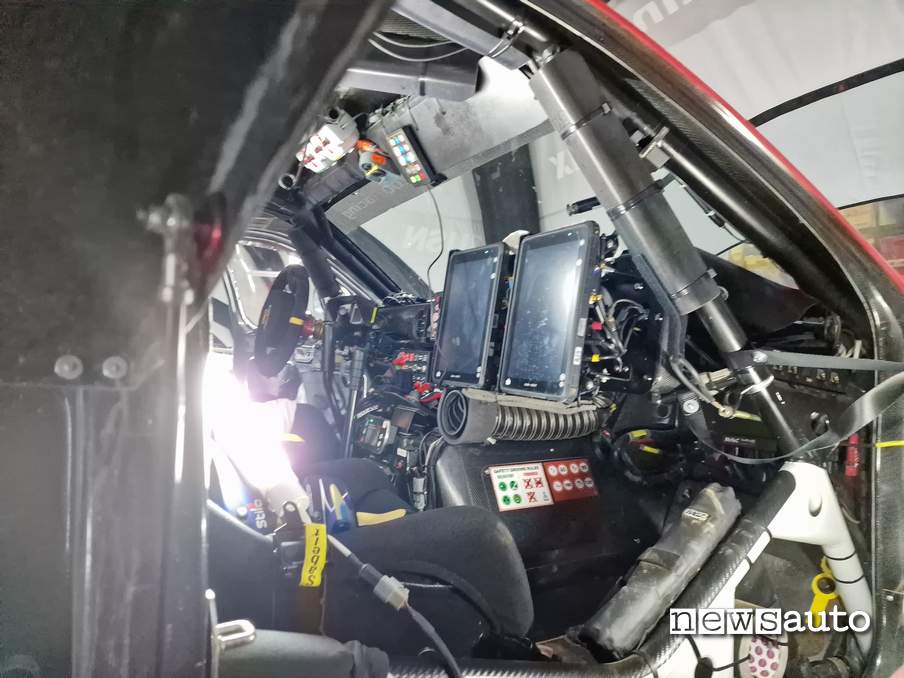 Toyota Hilux Dakar 2023 interni racing