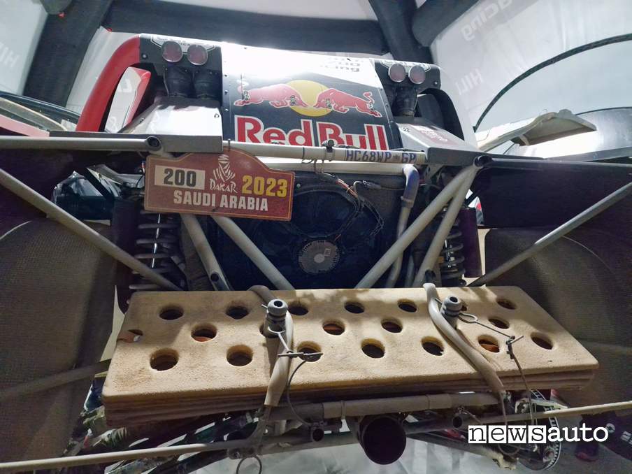 Toyota Hilux Dakar 2023 piastre sabbia