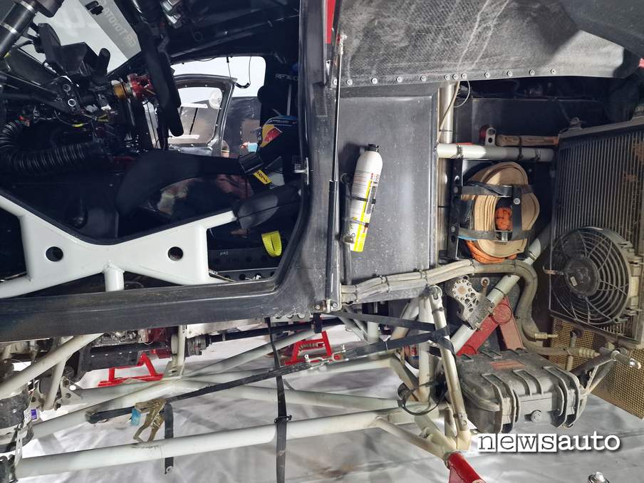 Toyota Hilux Dakar 2023 scomparto inferiore per ruota di scorta