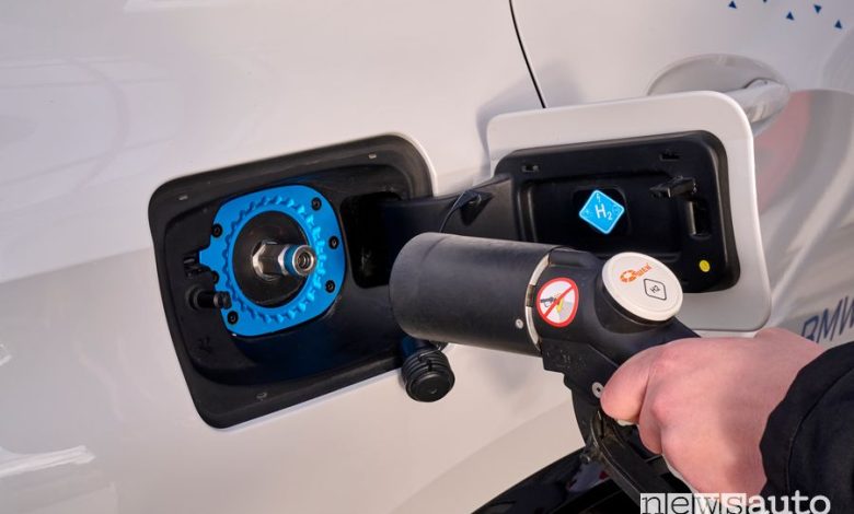 BMW iX5 Hydrogen rifornimento di idrogeno