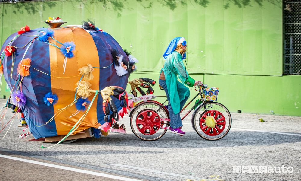 Fantaveicoli di Carnevale sulla pista di Imola