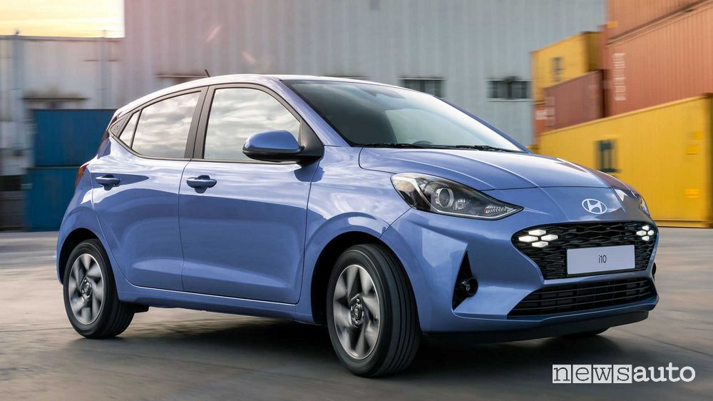 Hyundai i10 2023 su strada