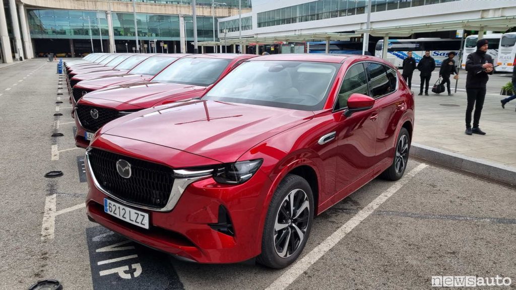 Il test sulle strade spagnole con la Mazda CX-60 diesel 6 cilindri in linea partito dall'aeroporto di Barcellona