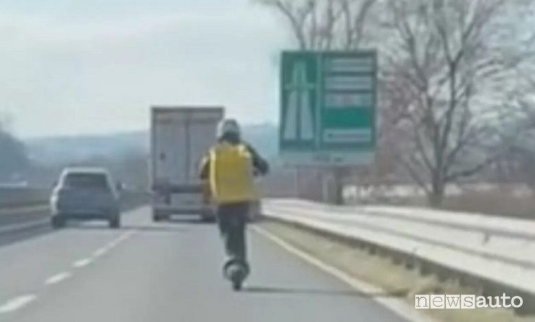 Monopattino a 100 km/h in tangenziale, video