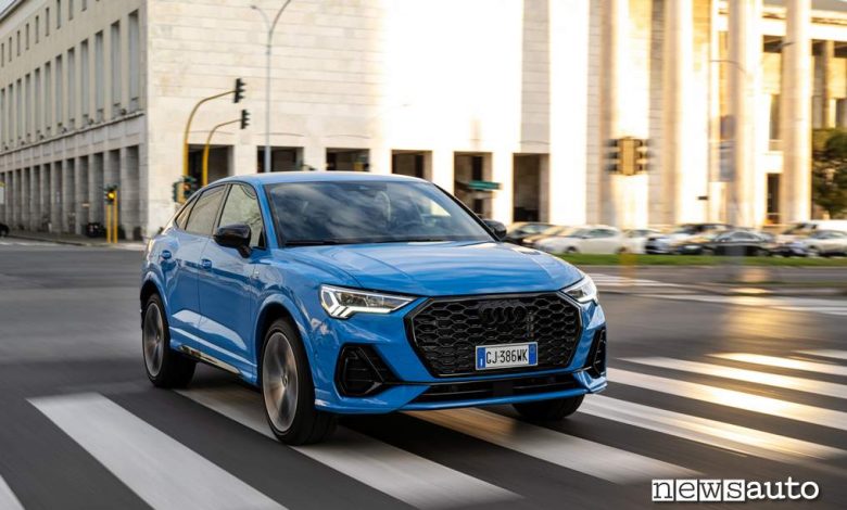 Audi Q3 Sportback Identity Black su strada