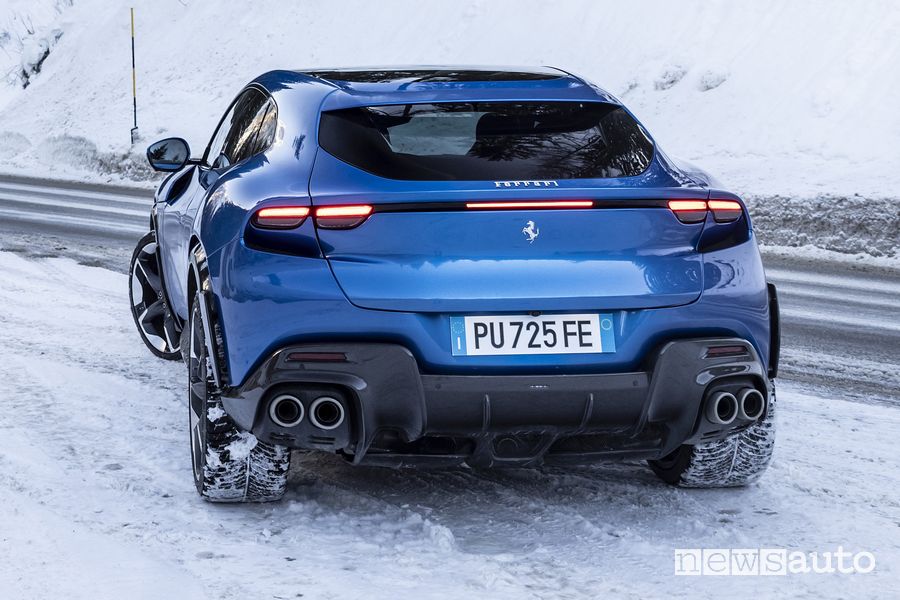 Ferrari Purosangue blu posteriore