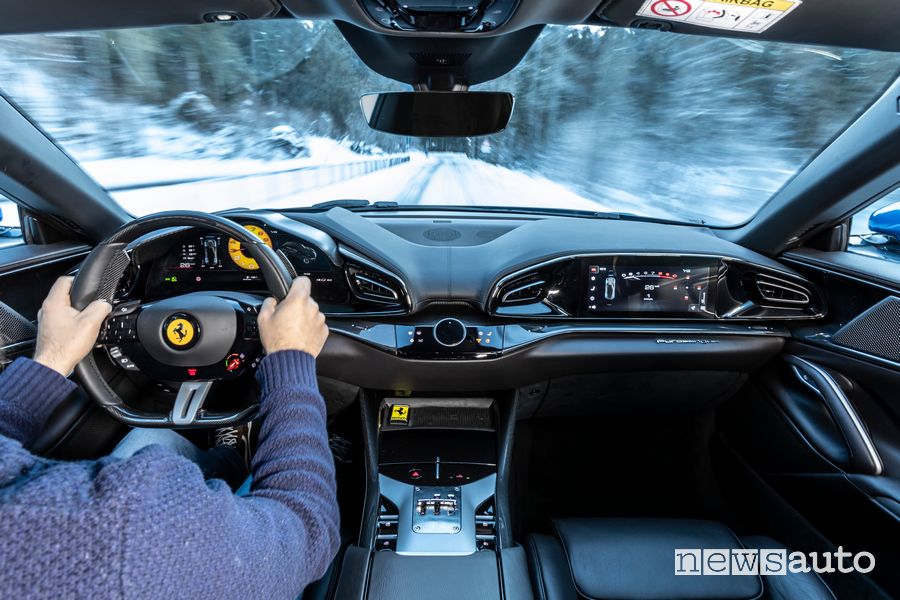 Ferrari Purosangue blu abitacolo alla guida