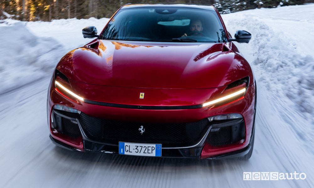 Ferrari Purosangue rosso frontale su strada