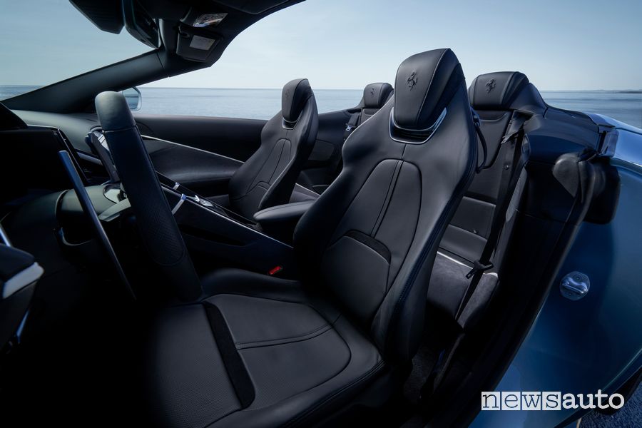 Ferrari Roma Spider sedili anteriori abitacolo