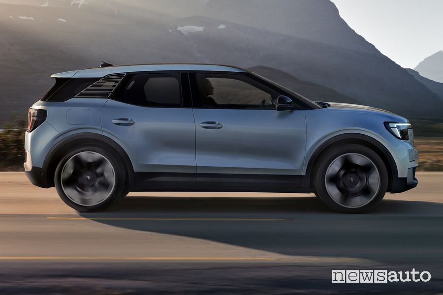Ford Explorer laterale su strada
