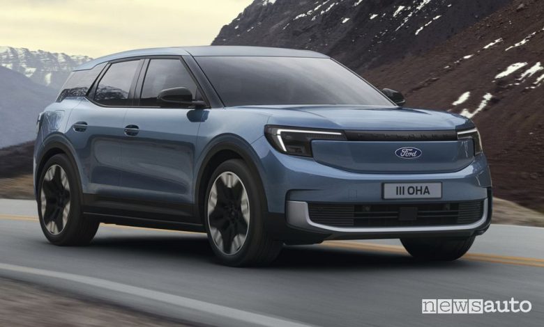 Ford Explorer anteriore 3/4 su strada