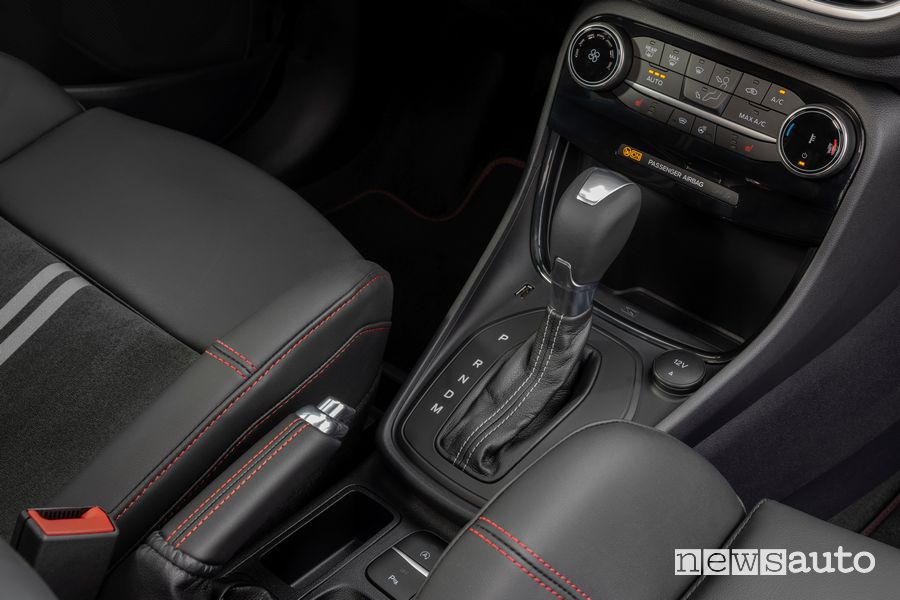Ford Puma ST Powershift leva cambio automatico abitacolo