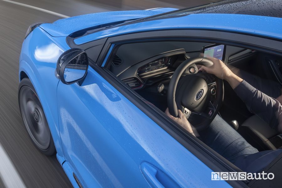 Ford Puma ST Powershift alla guida