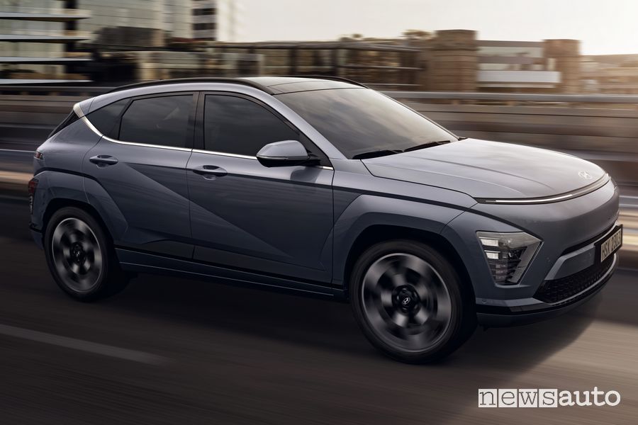 Nuova Hyundai Kona Electric anteriore 3/4 su strada